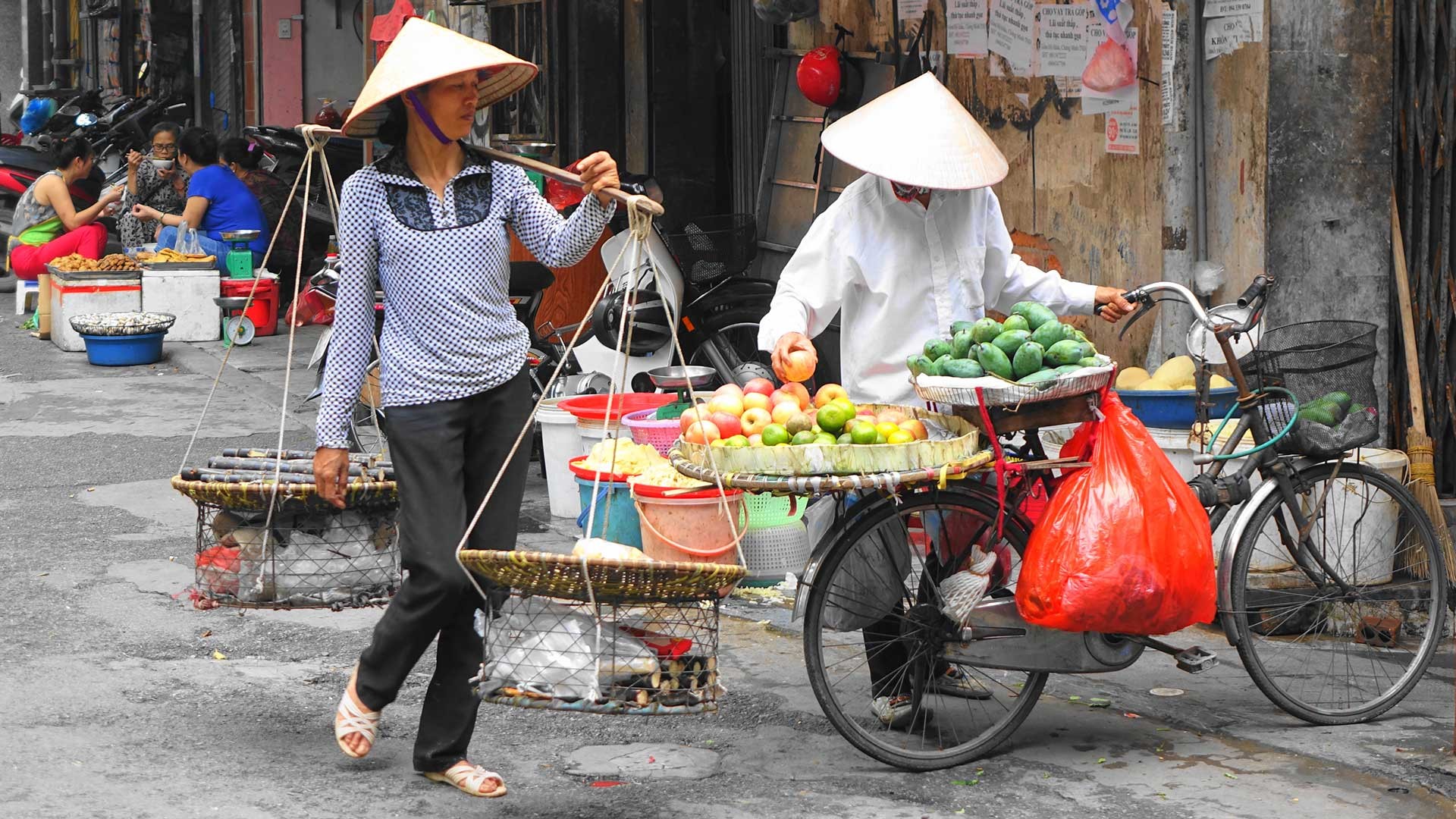 Hanoi in risciò: incontro con il folle traffico vietnamita